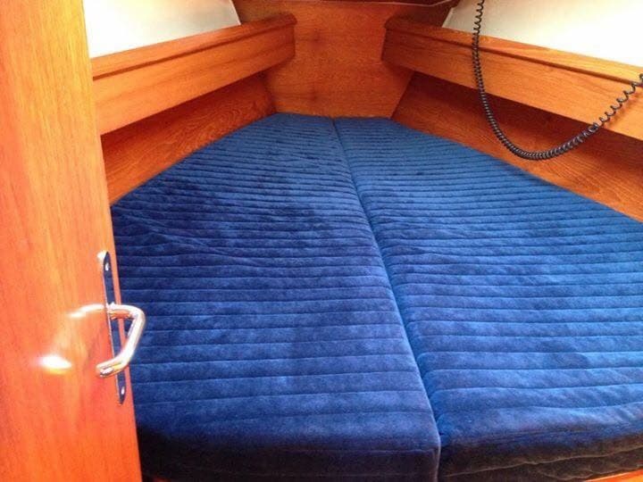 Blauwe matras op maat in de voorpunt van een boot