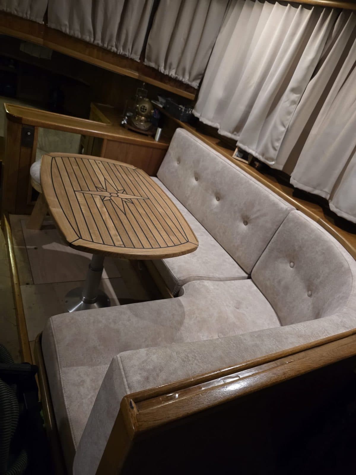 Salon met lichtgrijze U-bank en houten tafel