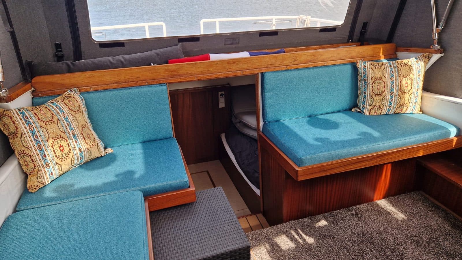 Salon met turquoise kussens en sierkussens